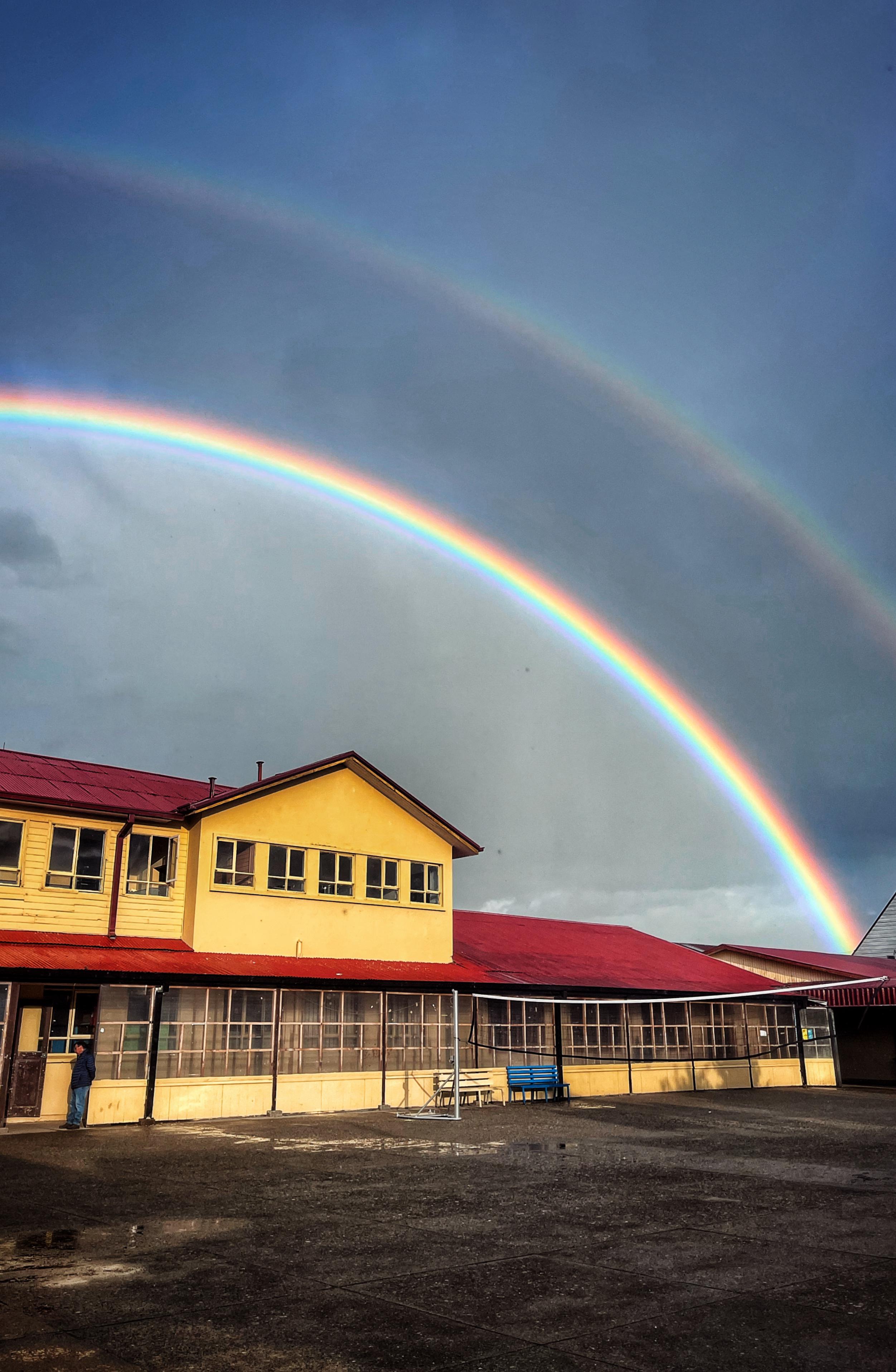 Patio del colegio con arcoíris